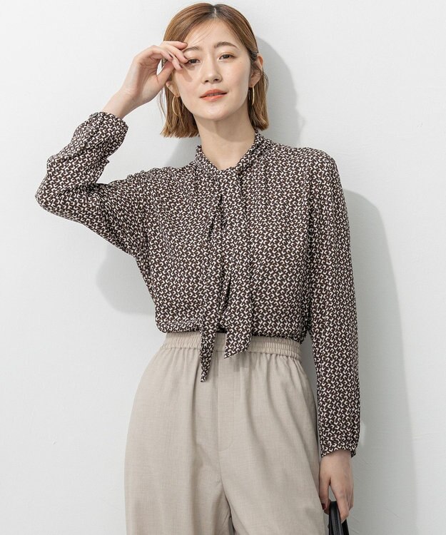 23区 【洗える】モダンジオメトリックプリント ブラウス ダークブラウン系