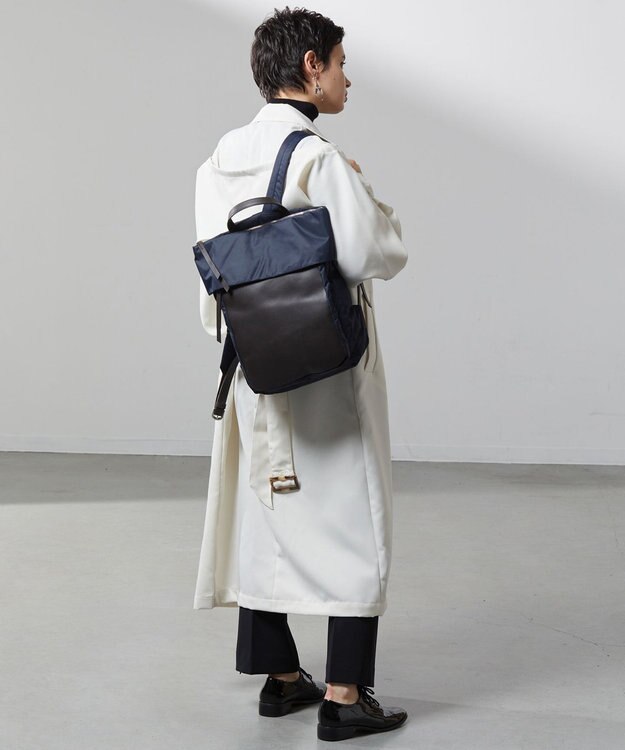 Y'SACCS リサイクルナイロン×カウレザー ラップリュック ネイビー
