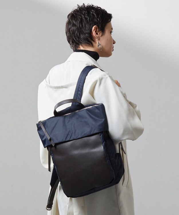 Y'SACCS リサイクルナイロン×カウレザー ラップリュック ネイビー