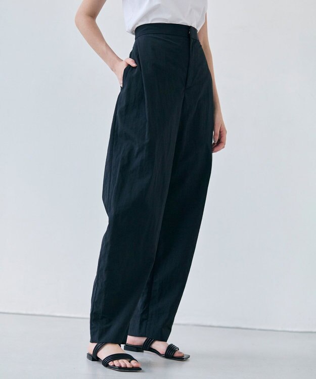 BEIGE， 【洗える】CROCUS / カービーシルエットタックパンツ Black