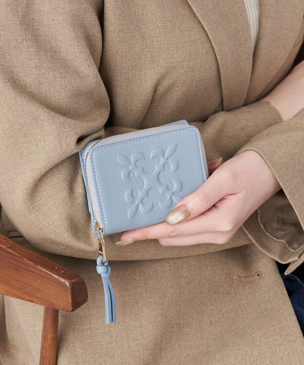 russet エンボスモノグラム三つ折りウォレット(SO-433) L.Blue