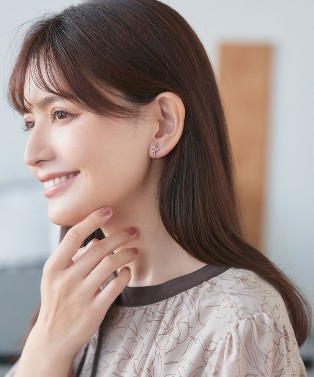 Tiaclasse 【安田美沙子さん着用・金属アレルギー対応】パール付きクロスピアス／イヤリング イヤリング：ピンクゴールド