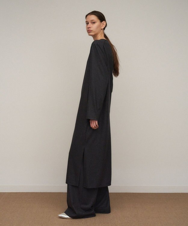 ATON MERINO COLLEGE JERSEY | Vネックドレス CHARCOAL GRAY