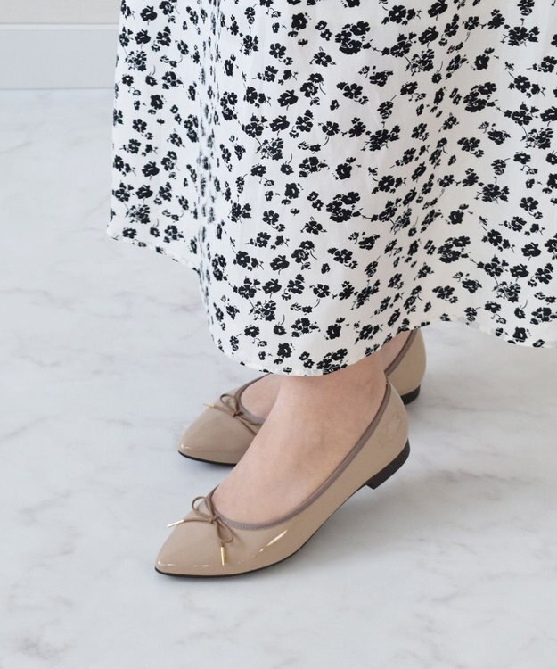 Bridget Birkin 【Bridget Birkin】ポインテッドリボンレインフラットパンプス ベージュエナメル