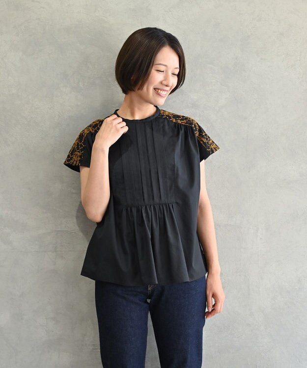 muuc 〈遠州織物の工場で織られた上質な涼しいコットン生地〉イラカ刺繍 フロントタック フレンチスリーブ ブラウス ブラック