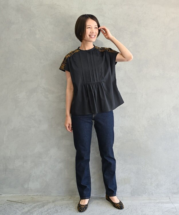 muuc 〈遠州織物の工場で織られた上質な涼しいコットン生地〉イラカ刺繍 フロントタック フレンチスリーブ ブラウス ブラック