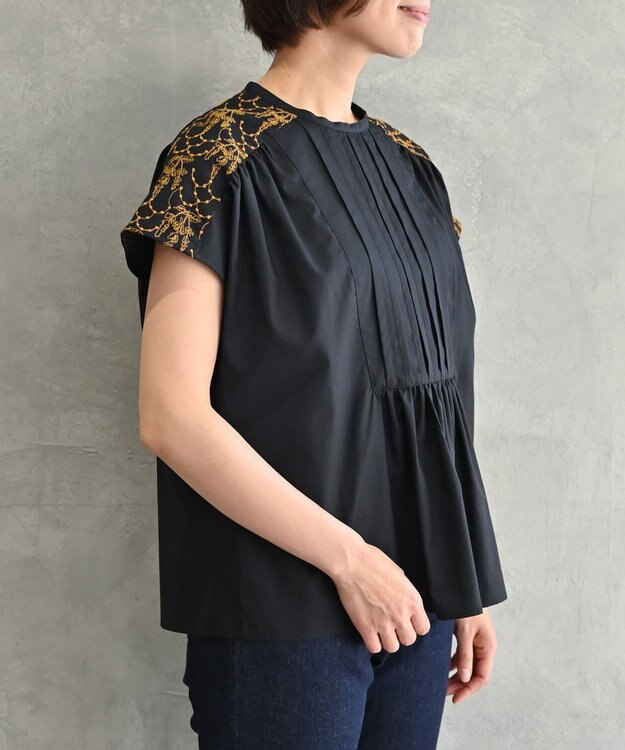 muuc 〈遠州織物の工場で織られた上質な涼しいコットン生地〉イラカ刺繍 フロントタック フレンチスリーブ ブラウス ブラック