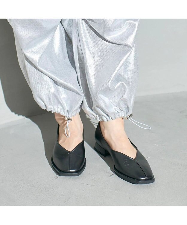 MODE ET JACOMO <D'ICI>Vカットフラットシューズ ブラック