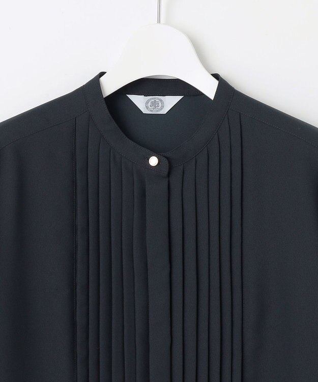 J.PRESS LADIES 【洗える】ヌーディスバックサテン バンドカラー ブラウス ネイビー系