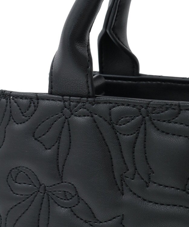 Maison de FLEUR チャーム付きリボンキルティングトートバッグ Black