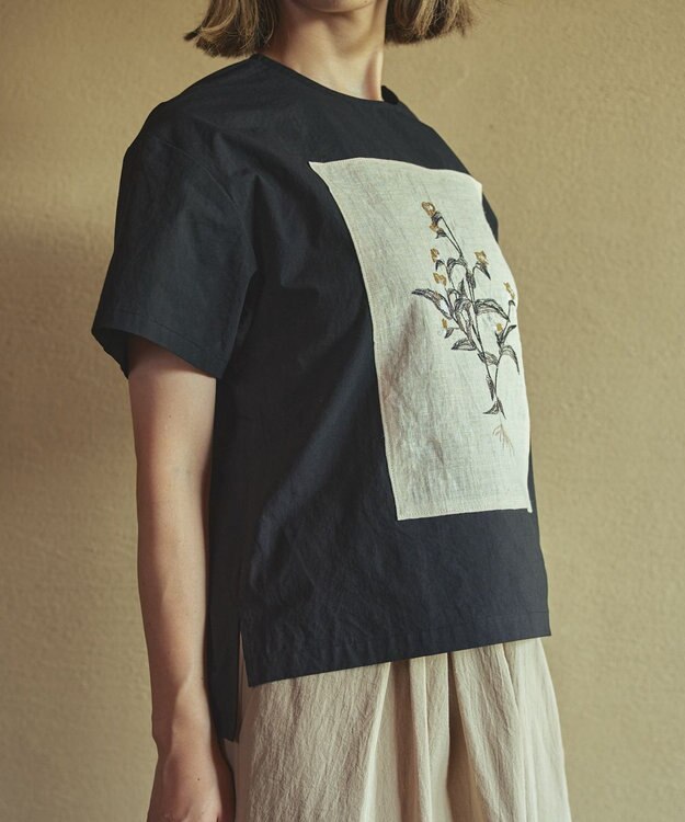 muuc つゆ草刺繍半袖プルオーバー〈日本製・上質な天然素材・遠州織物〉〈繊細なオリジナル花刺繍〉〈ゆったりフリーサイズ〉〈上品な大人の布帛Tシャツ〉 ブラック