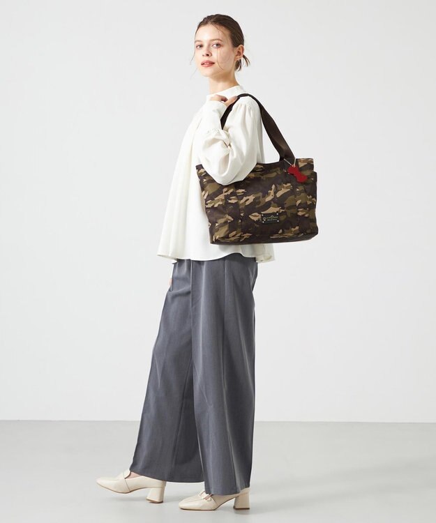 LA BAGAGERIE 【LA BAGAGERIE×HELLO KITTY】リボンチャーム付き　デイリートート　Mサイズ カーキ
