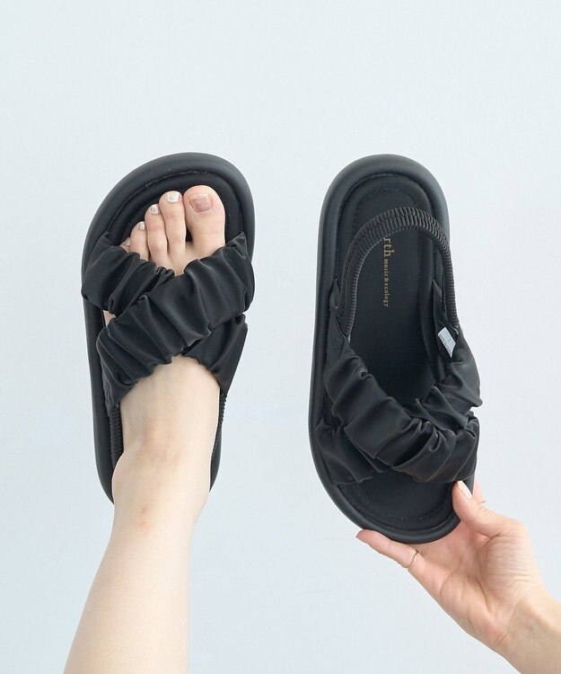 earth music&ecology ギャザークロスサンダル Black