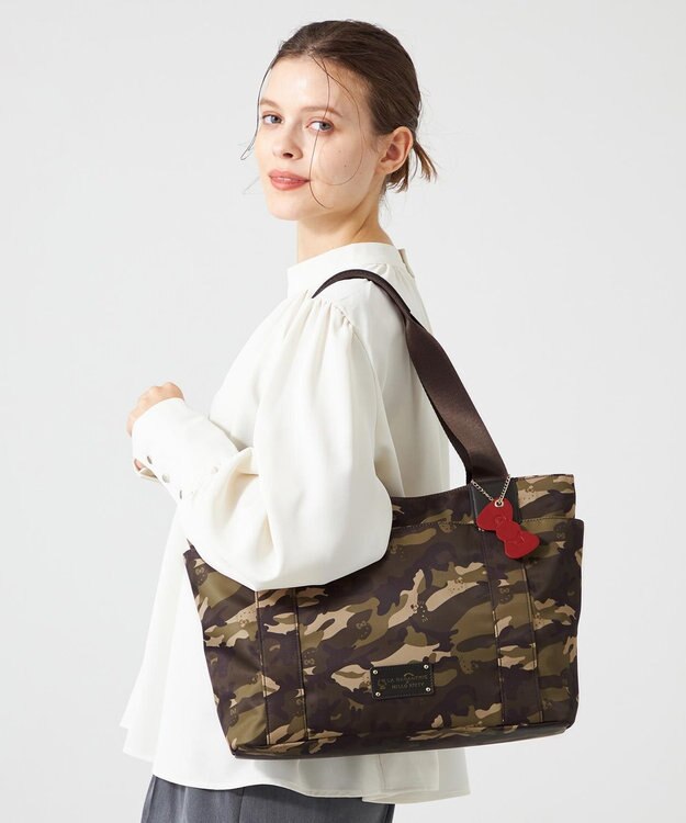 LA BAGAGERIE 【LA BAGAGERIE×HELLO KITTY】リボンチャーム付き　デイリートート　Mサイズ カーキ