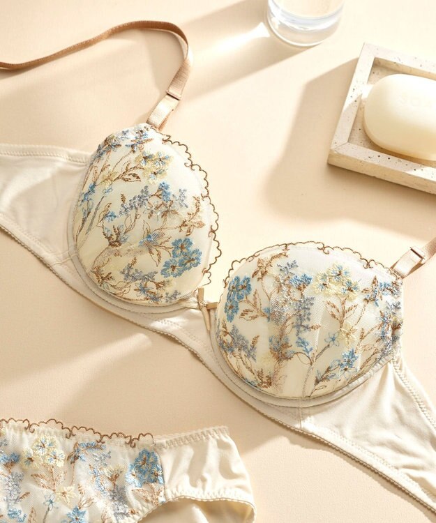 une nana cool ボタニカル柄のレースが華やか　Botanic Garden　3/4カップブラ ライトベージュ