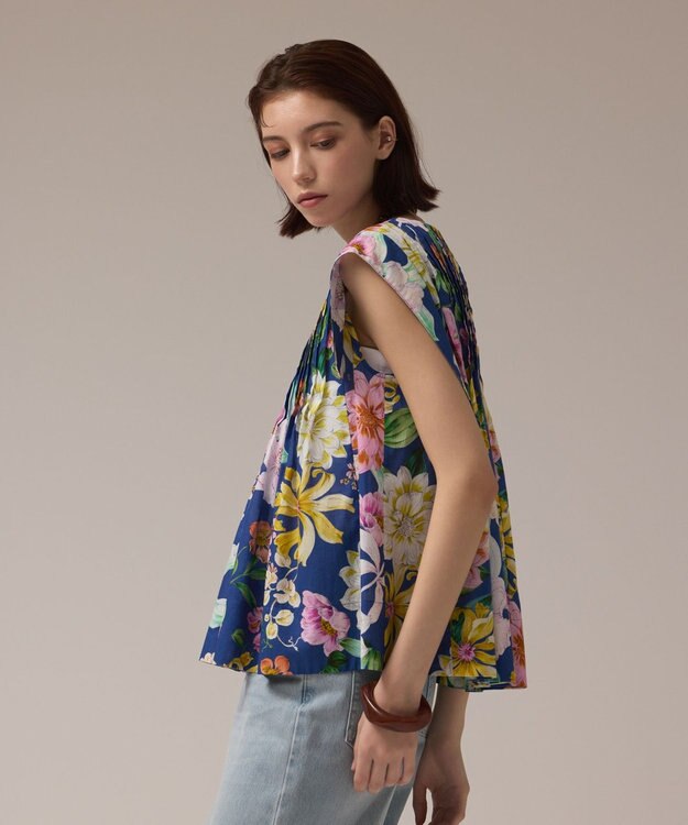 GRACE CONTINENTAL フラワープリントタックブラウス ブルー
