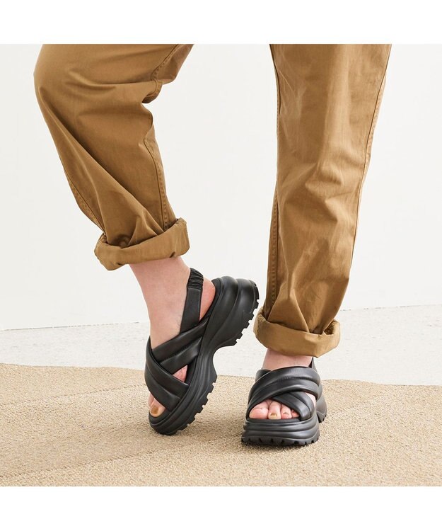 ing <ing>厚底クロスベルトスポーツサンダル ブラック