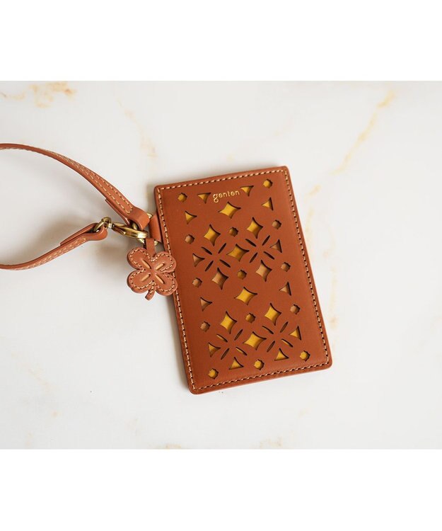 genten クアドリフォリオ パスケース ブラウン