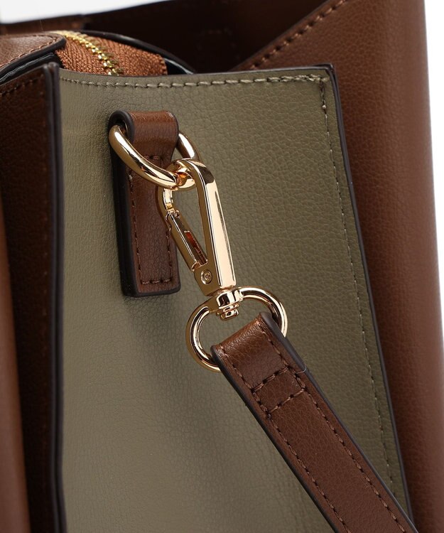 style code 【MERCURYDUO/マーキュリーデュオ】両アオリポケットサイド配色大開き開口 超軽量ハンドバッグ キーチャーム付 ダークブラウン