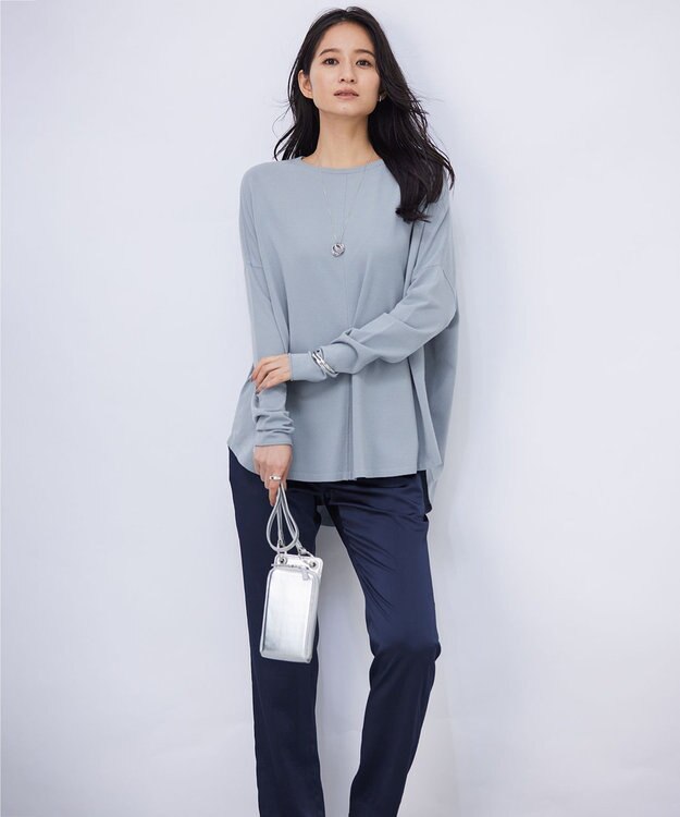 ICB 【MAG×スタイリストコラボ】シャイニーシアーニット×サテンストレートパンツ ベージュニット×ネイビーパンツ