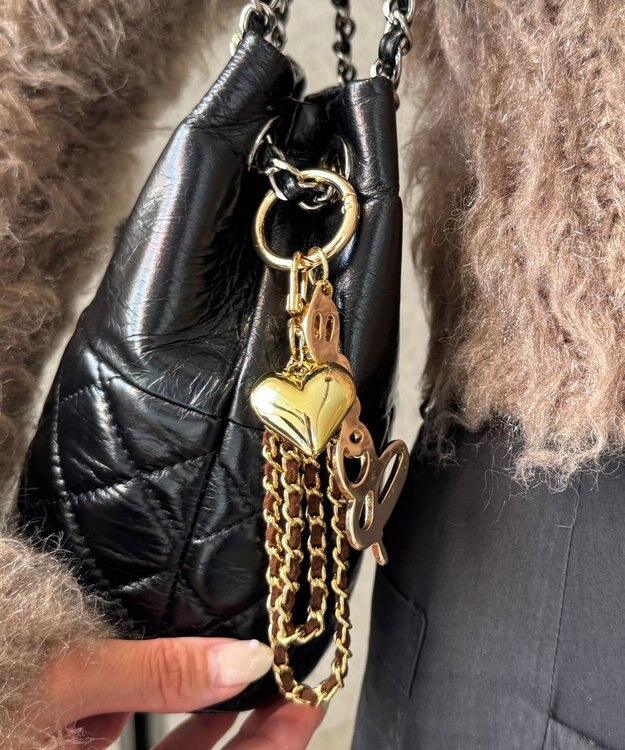 Phoebe スウェードチェーンハートバッグチャーム　ブラウン　ゴールド ブラウン