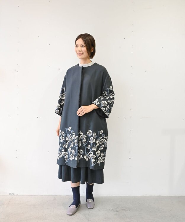 muuc 〈遠州織物の工場で織られた上質なコットン生地〉モクレン刺繍 ノーカラー ワイドシルエット コート（セットアップ可能） ネイビー×グレー