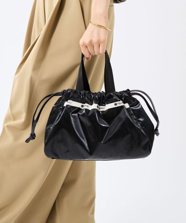 LeSportsac E/W CITY DRAWSTRING BAG /アップタウンブラックシャイン/ブラック2 アップタウンブラックシャイン/ブラック2