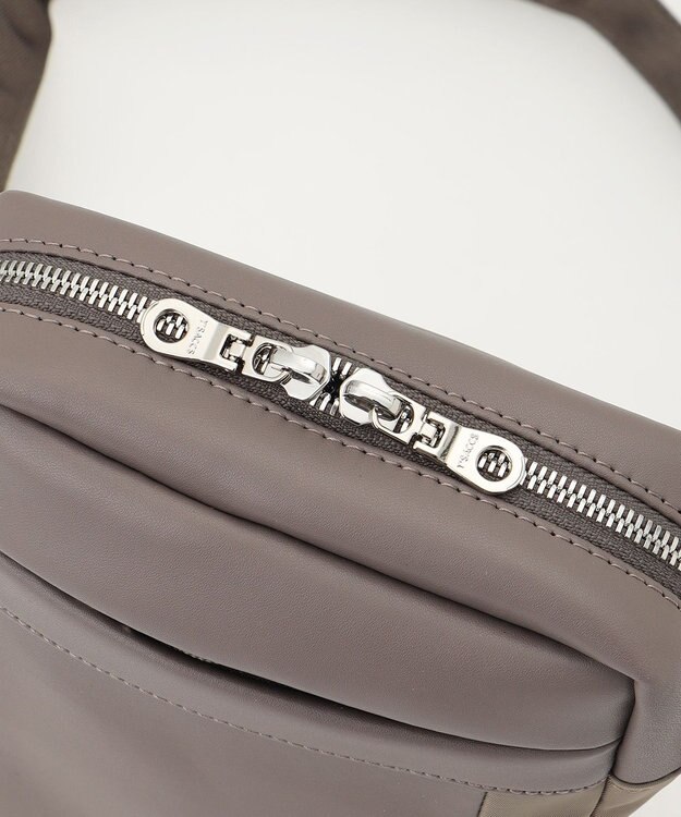 Y'SACCS ブロックモチーフポシェット グレージュ