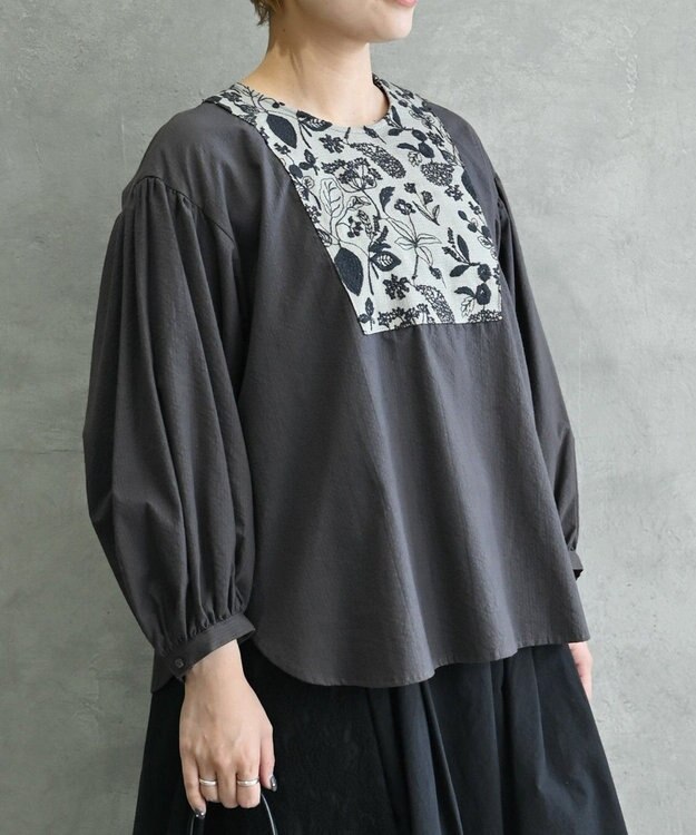 muuc 〈心地よいコットン・シアサッカー生地〉筆記帳刺繍ノーカラー左肩開きブラウス グレー