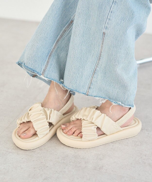 earth music&ecology ギャザークロスサンダル Ivory