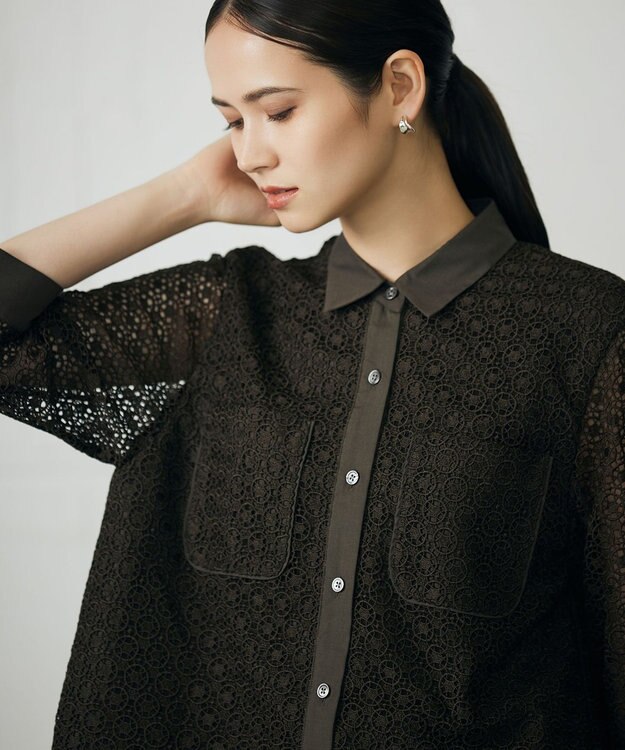 自由区 【ドラマ「明日はもっと いい日になる」着用】【洗える】ジオメトリックフラワーレースクロップド丈シャツ ブラウス [新色]ダークオリーブ