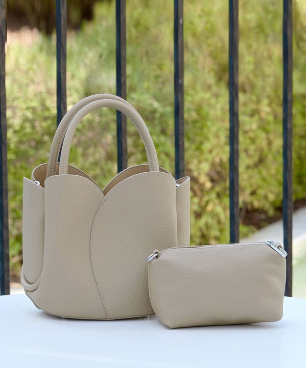 Tiaclasse 【安田美沙子さん着用・ポーチ・ショルダー紐付き】フラワーカットフェイクレザーバッグ ベージュ