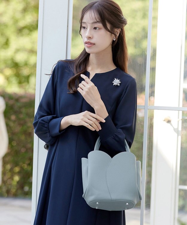 Tiaclasse 【安田美沙子さん着用・ポーチ・ショルダー紐付き】フラワーカットフェイクレザーバッグ サックス