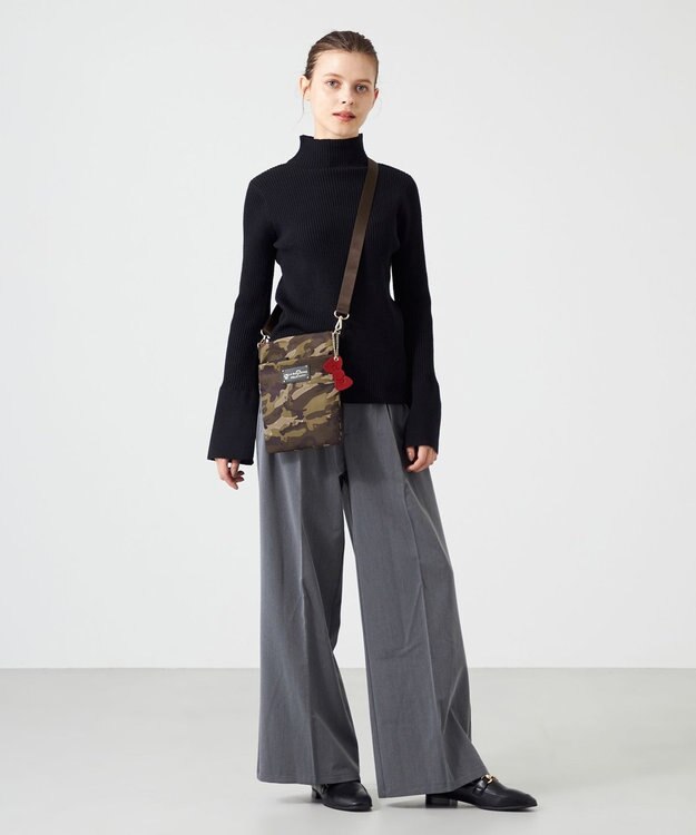 LA BAGAGERIE 【LA BAGAGERIE×HELLO KITTY】リボンチャーム付き　スクエアポシェット カーキ