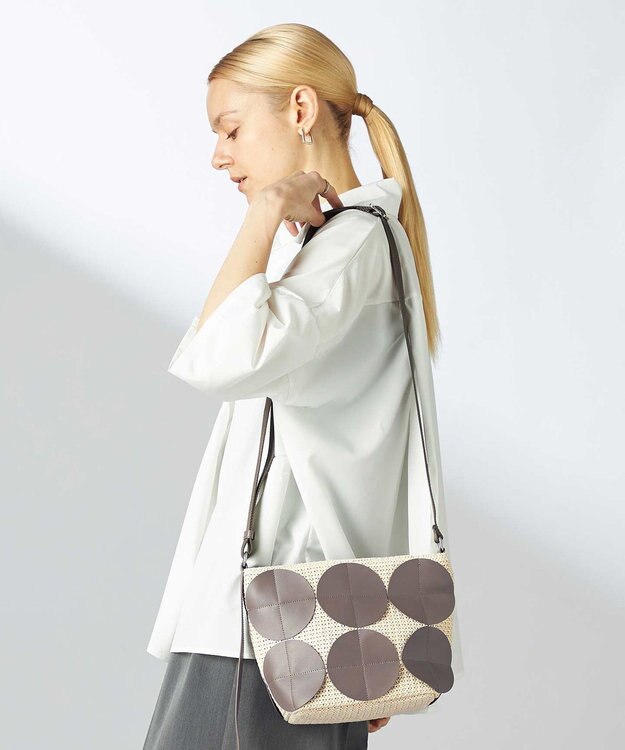 Y'SACCS サークルパッチショルダーバッグ アイボリー