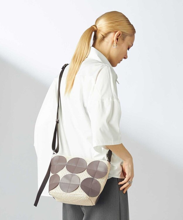 Y'SACCS サークルパッチショルダーバッグ アイボリー