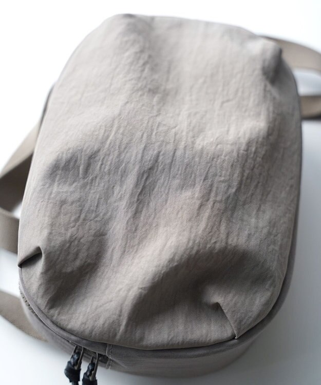 NIZYU KANO FUKUI SIWAナイロンボディバッグ Mサイズ グレージュ