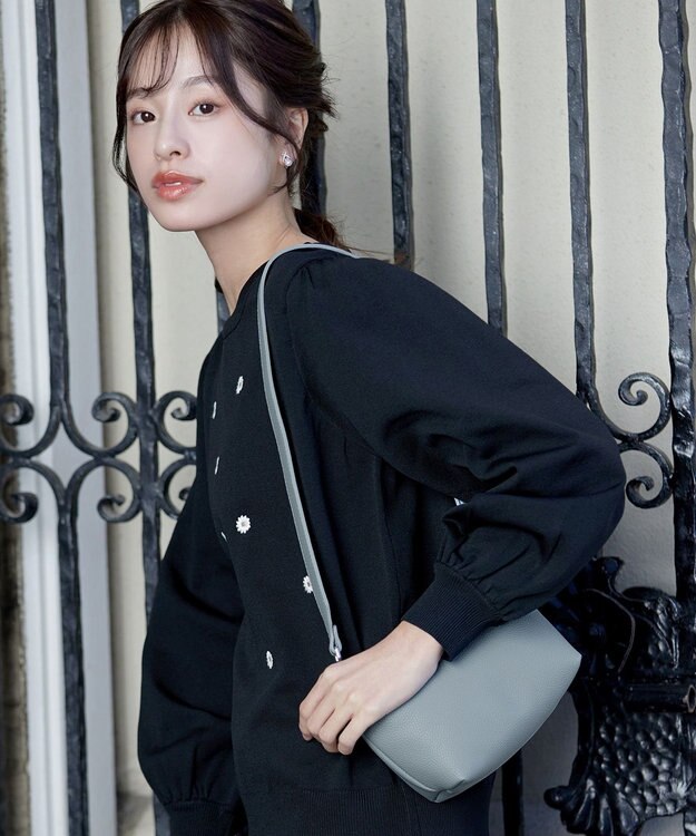 Tiaclasse 【安田美沙子さん着用・ポーチ・ショルダー紐付き】フラワーカットフェイクレザーバッグ サックス