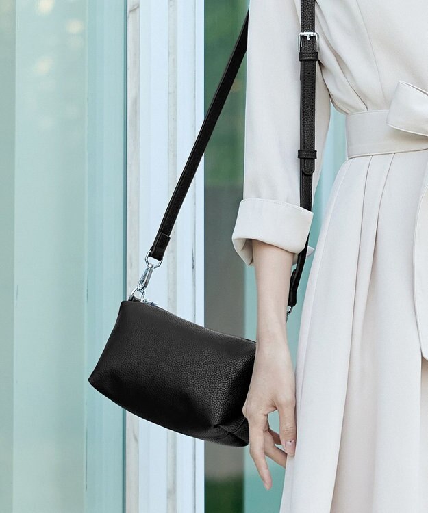 Tiaclasse 【安田美沙子さん着用・ポーチ・ショルダー紐付き】フラワーカットフェイクレザーバッグ ブラック