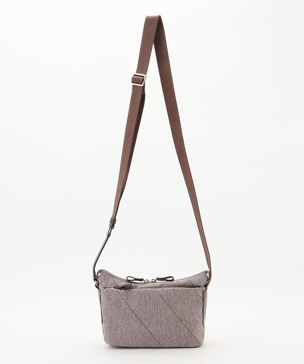 Y'SACCS ストリームラインポシェット ベージュ