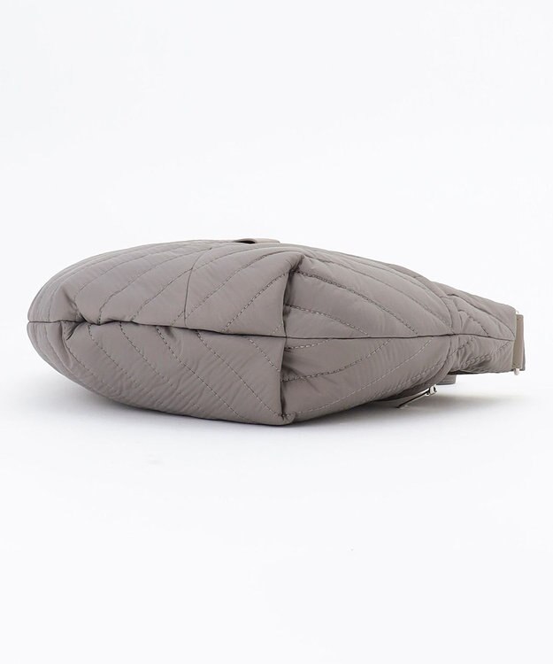 Y'SACCS ナイロンキルティングボディバッグ グレージュ