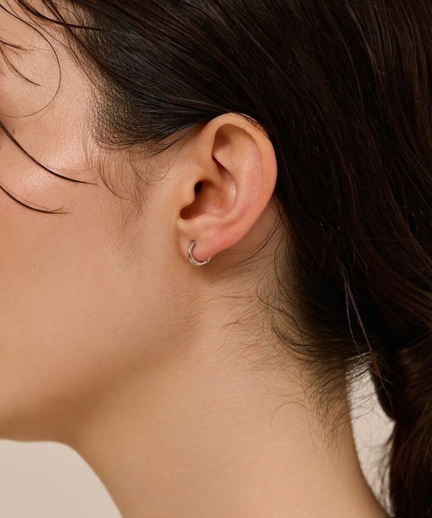 Phoebe 〈金属アレルギー対応〉ラインフープワンタッチピアス　シルバー/ニッケルフリー シルバー