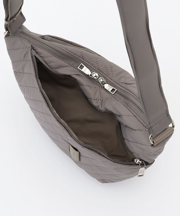 Y'SACCS ナイロンキルティングボディバッグ グレージュ