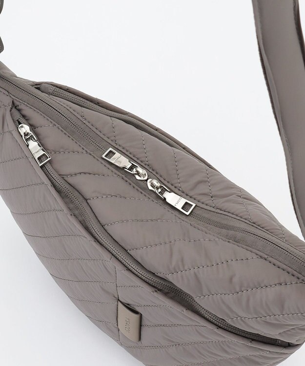 Y'SACCS ナイロンキルティングボディバッグ グレージュ