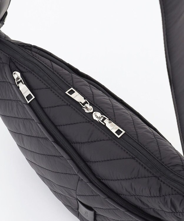 Y'SACCS ナイロンキルティングボディバッグ ブラック