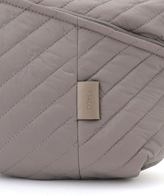 Y'SACCS ナイロンキルティングボディバッグ グレージュ