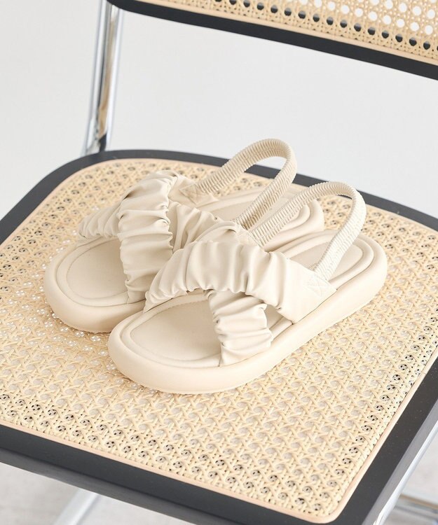 earth music&ecology ギャザークロスサンダル Ivory