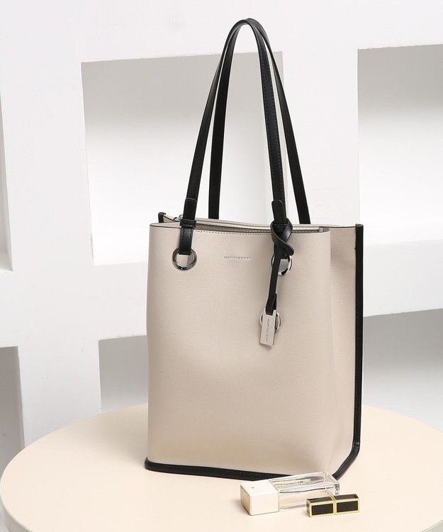 style code 【MERCURYDUO/マーキュリーデュオ】メタルアイレット　縦長トートバッグ 推し活ラージバッグ 縦長ショルダーバッグ アイボリー