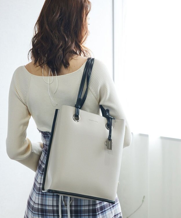 style code 【MERCURYDUO/マーキュリーデュオ】メタルアイレット　縦長トートバッグ 推し活ラージバッグ 縦長ショルダーバッグ アイボリー