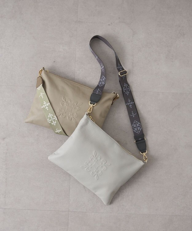 russet エンボスモノグラムショルダーバッグ(CE-1547) L.Gray